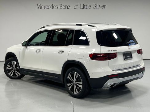 Used 2025 Mercedes-Benz GLB 250 4MATIC image 3