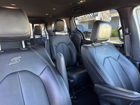 Used 2024 Chrysler Pacifica Select image 12