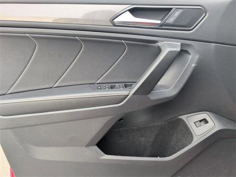 Used 2022 Volkswagen Tiguan SE image 13