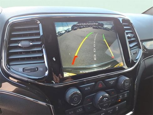 Used 2019 Jeep Grand Cherokee Overland w/ Trailer Tow Group IV image 18