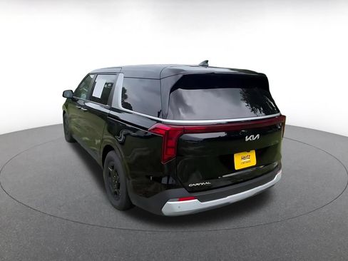 Used 2026 Kia Carnival FWD image 11
