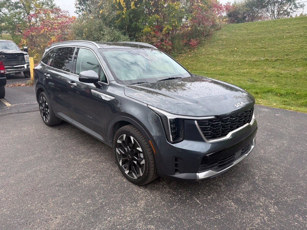 Used 2024 Kia Sorento EX w/ Panoramic Sunroof Package FWD image 4