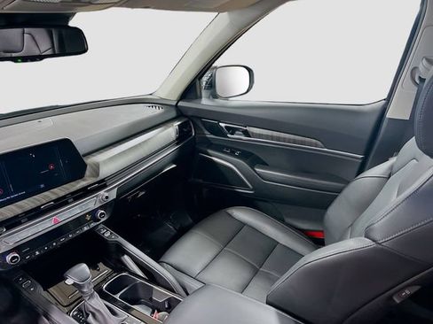 Used 2024 Kia Telluride EX w/ EX Captain's Chair Package image 25