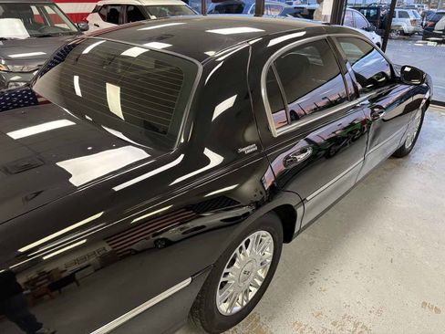 Used 2009 Lincoln Town Car Signature Limited image 11