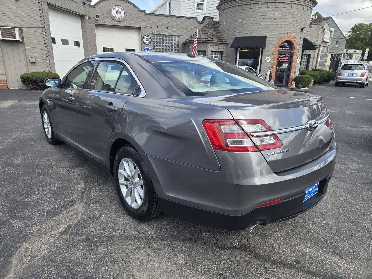 Used 2013 Ford Taurus SE FWD image 4