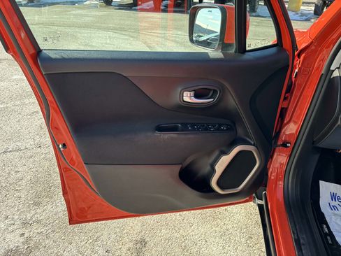 Used 2017 Jeep Renegade Latitude image 16