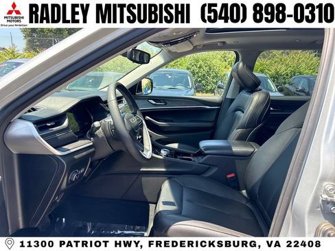 Used 2023 Jeep Grand Cherokee L Limited w/ Black Appearance Package AWD/4WD image 6