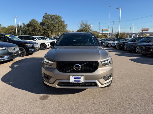 Used 2022 Volvo XC40 T4 R-Design w/ Advanced Package image 8