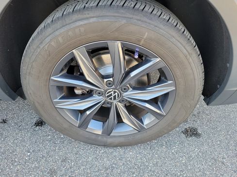 Certified 2022 Volkswagen Tiguan SE image 27