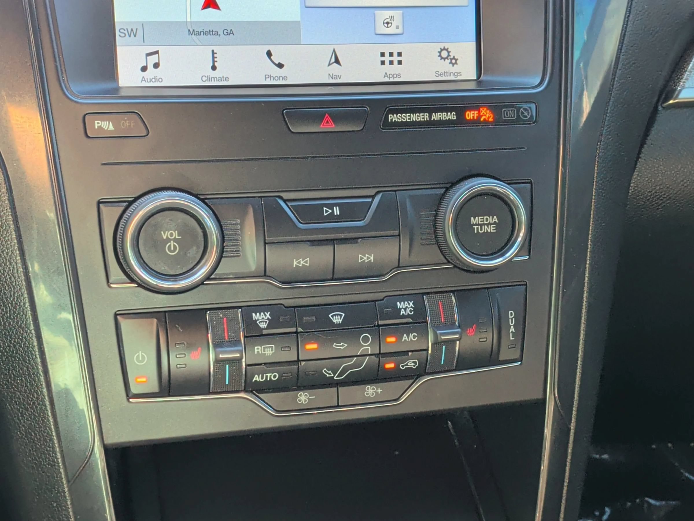 Used 2019 Ford Explorer XLT w/ Equipment Group 202A FWD image 16