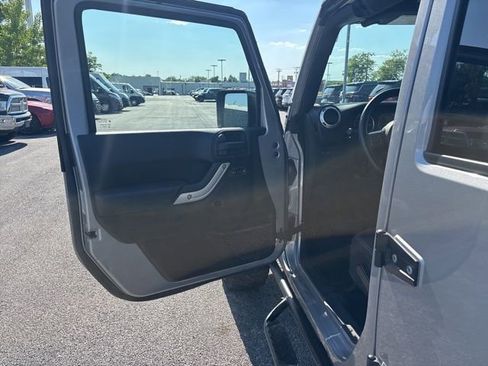 Used 2015 Jeep Wrangler Unlimited Rubicon w/ Connectivity Group AWD/4WD image 13