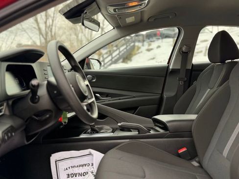 Used 2025 Hyundai Elantra SE w/ Cargo Package image 14