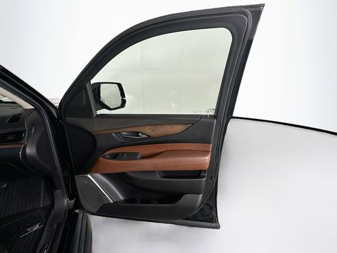Used 2018 Cadillac Escalade Luxury image 34