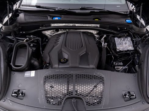 Certified 2026 Porsche Macan AWD/4WD image 28