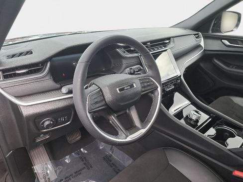 Certified 2023 Jeep Grand Cherokee Altitude AWD/4WD image 17