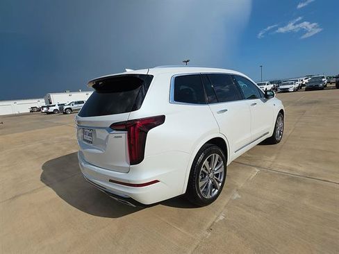 Used 2025 Cadillac XT6 Premium Luxury FWD image 7