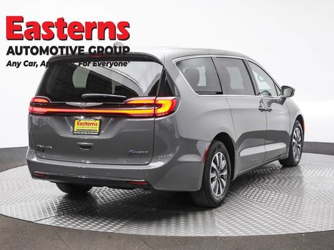Used 2022 Chrysler Pacifica Touring-L FWD image 5