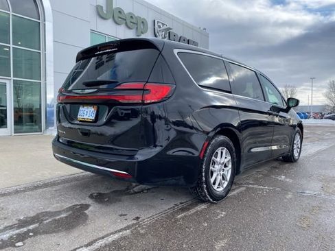 Used 2024 Chrysler Pacifica Touring-L FWD image 5