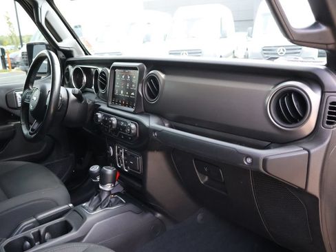 Used 2022 Jeep Gladiator Sport AWD/4WD image 11