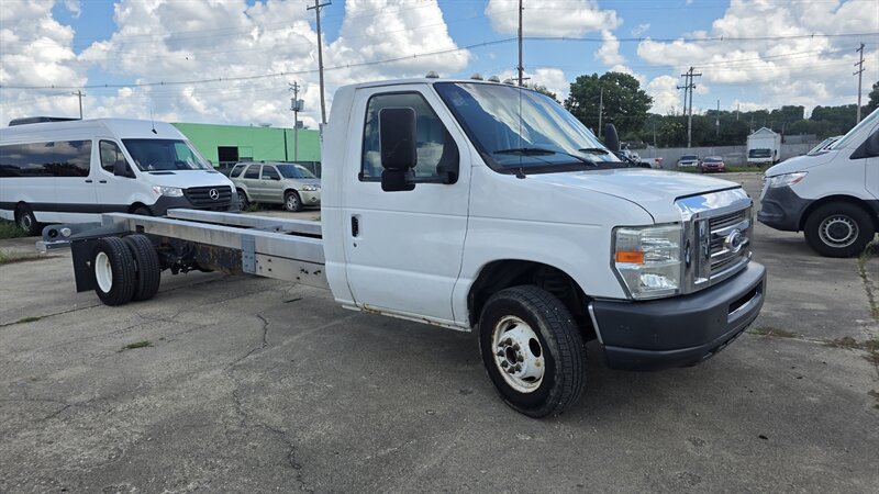 Used 2011 Ford E-450 and Econoline 450 Super Duty RWD image 1