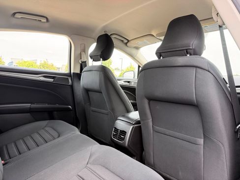 Used 2019 Ford Fusion SE FWD image 16