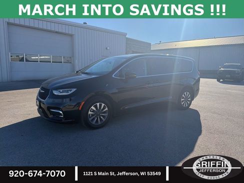 Used 2024 Chrysler Pacifica Select image 1