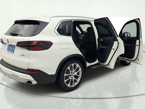 Used 2025 BMW X5 xDrive50e AWD/4WD image 34