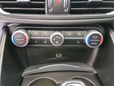 Used 2017 Alfa Romeo Giulia AWD image 18