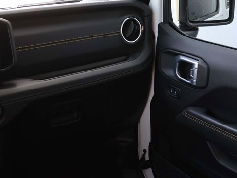 Used 2025 Jeep Gladiator Sport AWD/4WD image 16