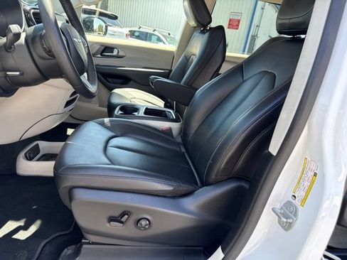 Used 2024 Chrysler Pacifica Limited FWD image 9