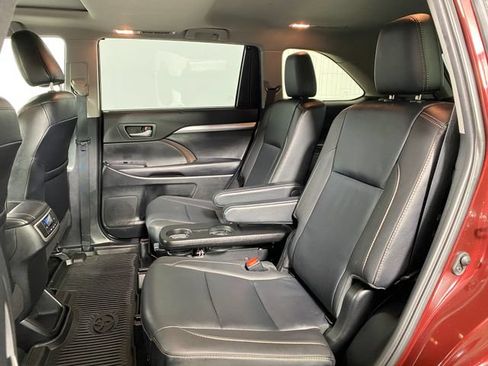 Used 2019 Toyota Highlander XLE AWD/4WD image 13