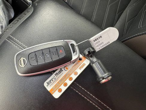 Used 2023 Nissan Pathfinder Platinum AWD/4WD image 3