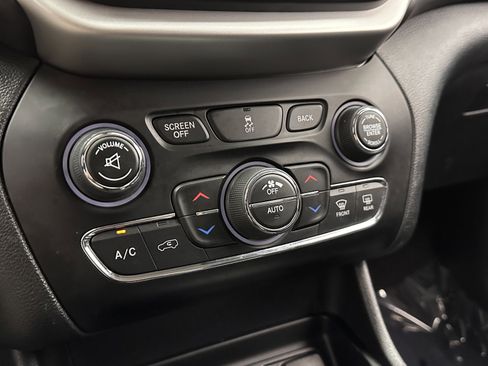 Used 2016 Jeep Cherokee Overland image 17