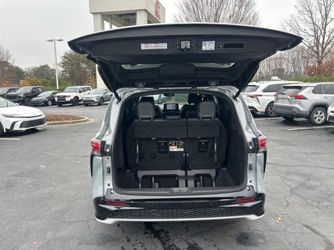 Used 2023 Toyota Sienna XSE image 7