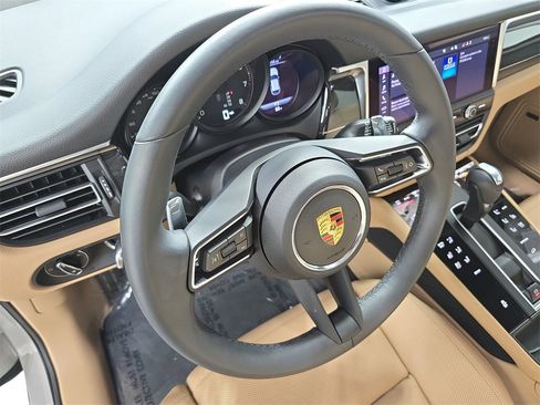 Certified 2025 Porsche Macan image 4