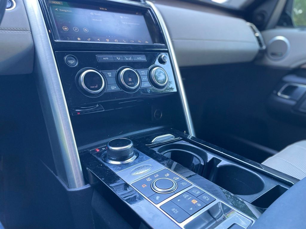 Used 2018 Land Rover Discovery HSE AWD/4WD image 15