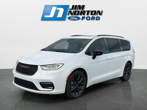 Used 2025 Chrysler Pacifica Limited image 7