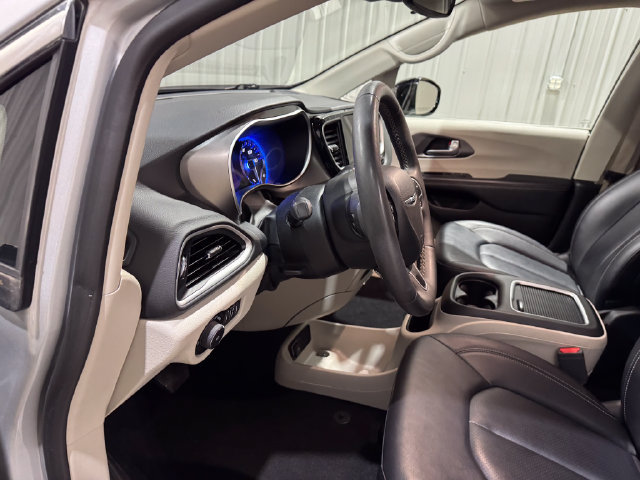 Used 2024 Chrysler Pacifica Touring-L FWD image 11