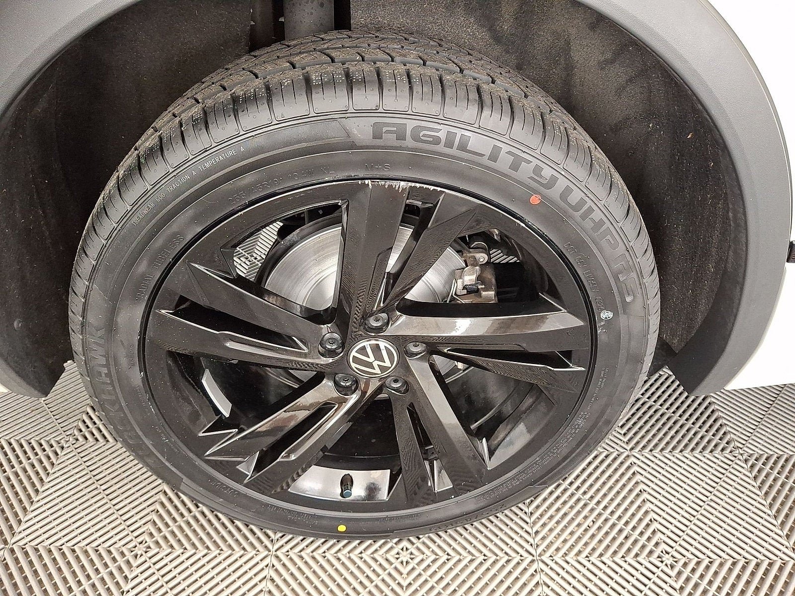 Used 2024 Volkswagen Tiguan SE R-Line AWD/4WD image 19