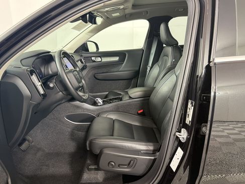 Used 2025 Volvo XC40 B5 Plus AWD/4WD image 5