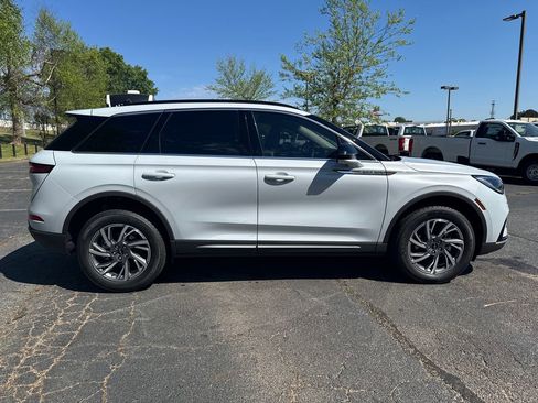 New 2026 Lincoln Corsair Premiere image 4