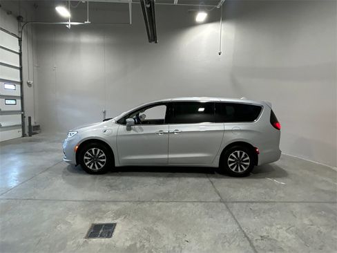 Used 2022 Chrysler Pacifica Touring-L image 9