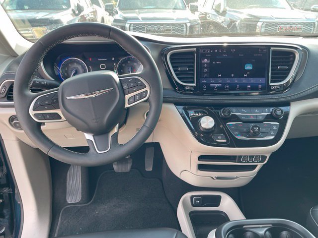 Used 2023 Chrysler Pacifica Touring-L AWD/4WD image 13