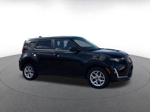 Used 2025 Kia Soul LX w/ LX Technology Package FWD image 2
