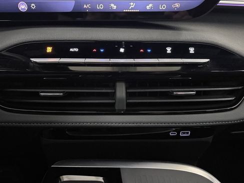 Used 2025 Buick Enclave Sport Touring w/ Power Package AWD/4WD image 28