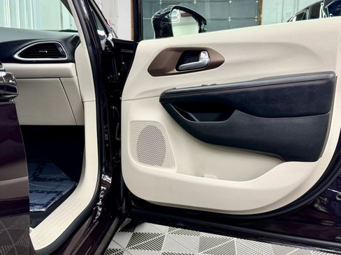 Used 2017 Chrysler Pacifica Touring-L image 6