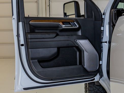 Used 2025 Chevrolet Silverado 2500 High Country w/ High Country Premium Package AWD/4WD image 37
