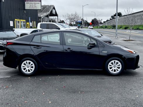 Used 2021 Toyota Prius LE image 4