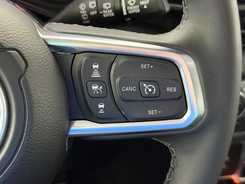 Used 2025 Jeep Wrangler Unlimited Sahara AWD/4WD image 26