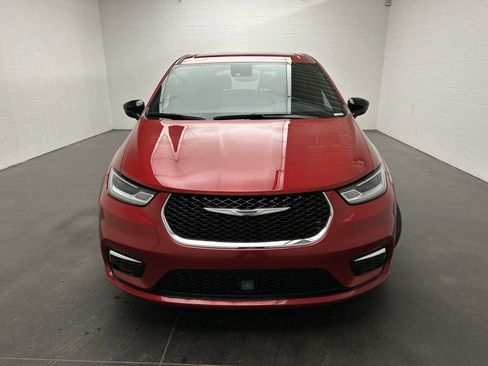 Used 2025 Chrysler Pacifica Select FWD image 3